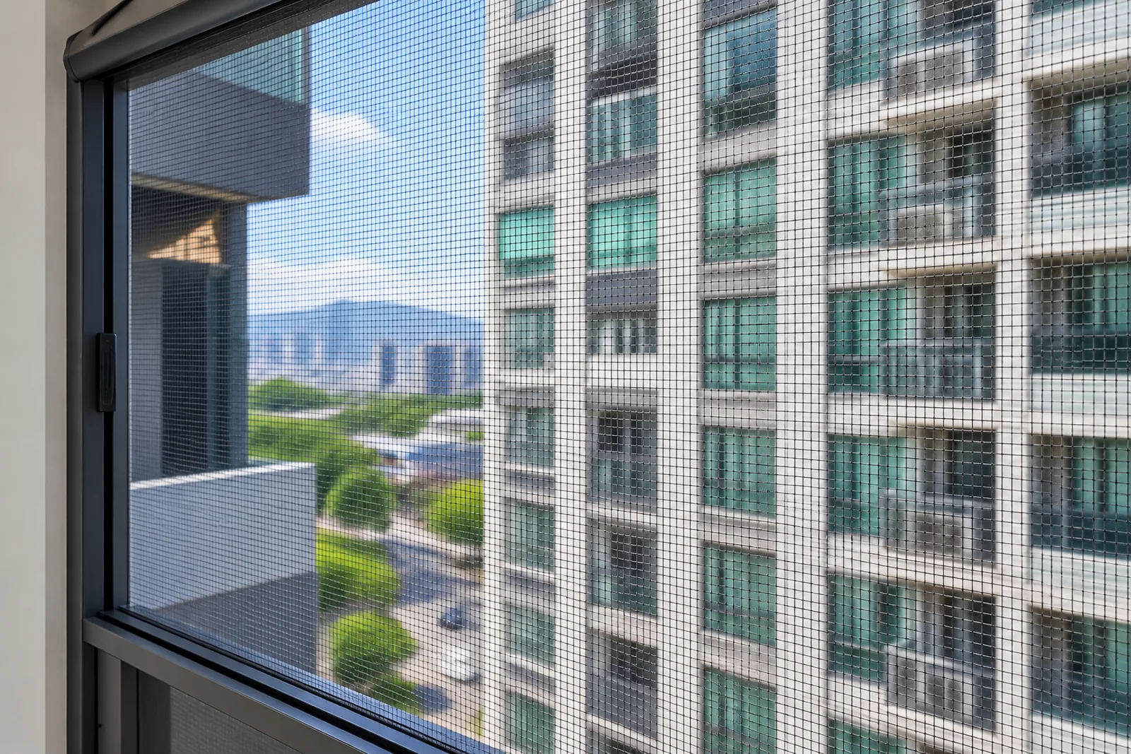 銅鑼灣｜海灣大廈 回卷式蚊網＋隱形窗花安裝工程