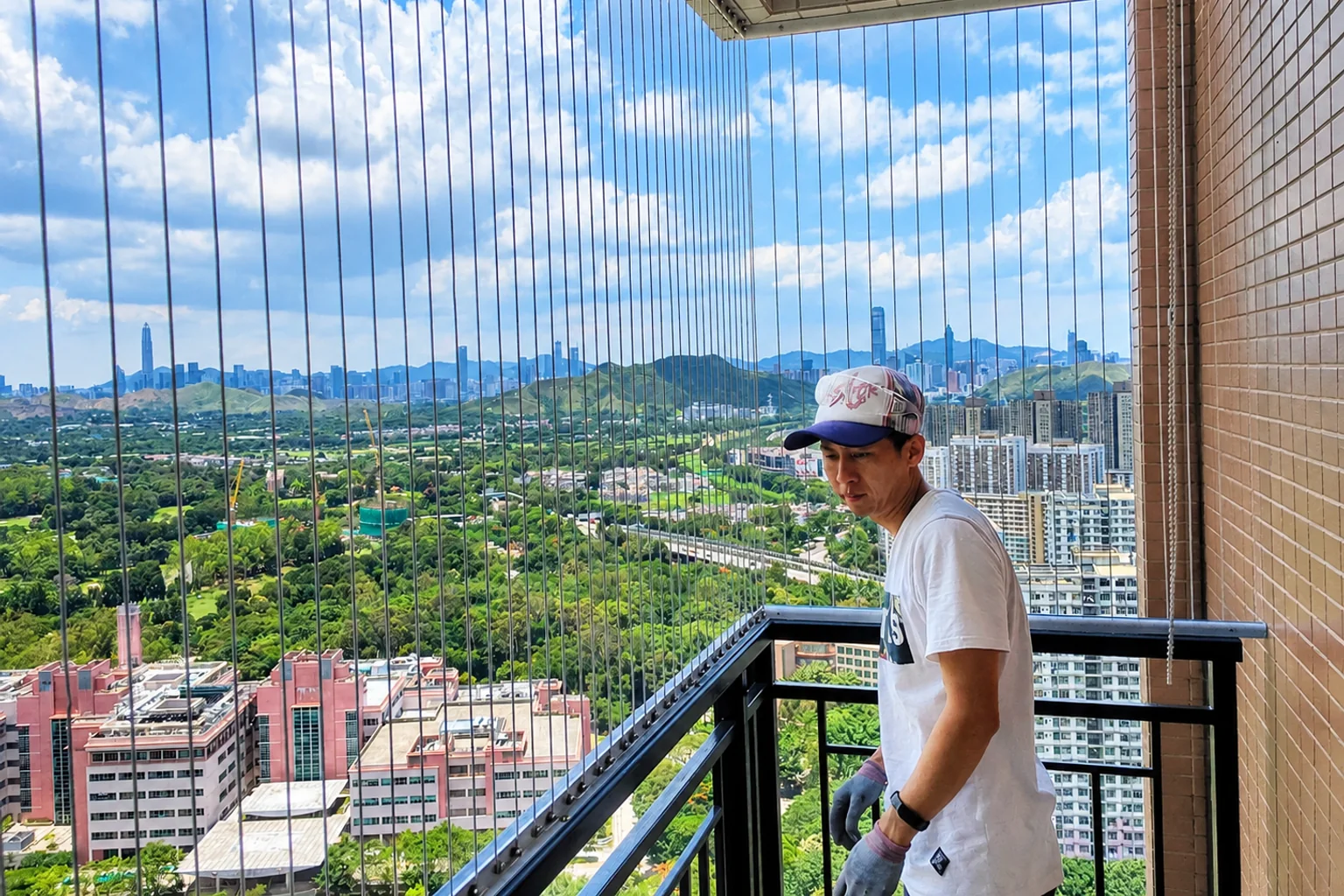 上水御皇庭｜高層露台安裝隱形防護網：遠看近乎隱形，唔阻景觀。