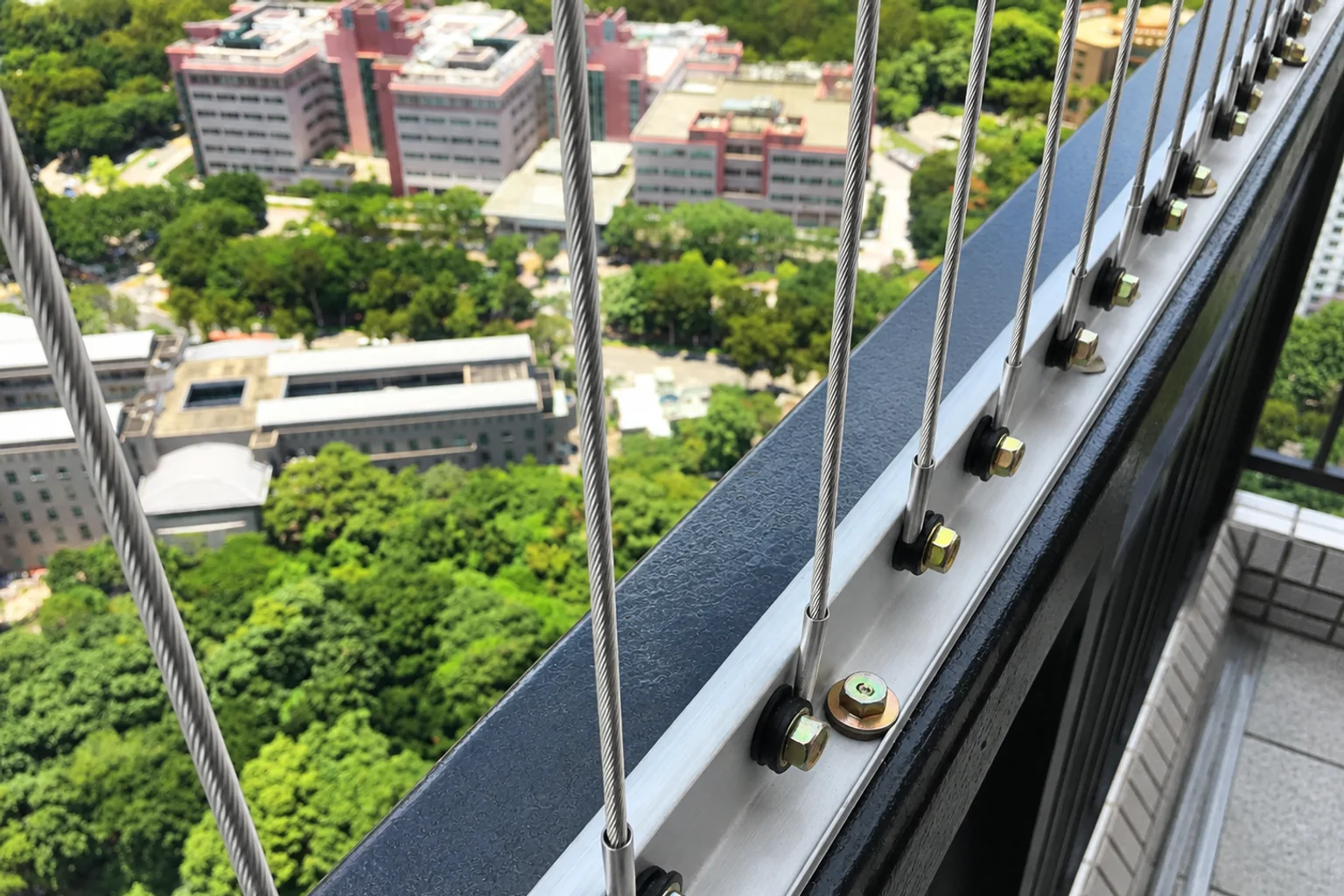 鋼線絞紋及固定件特寫：每條鋼線獨立鎖緊，日後可個別更換。