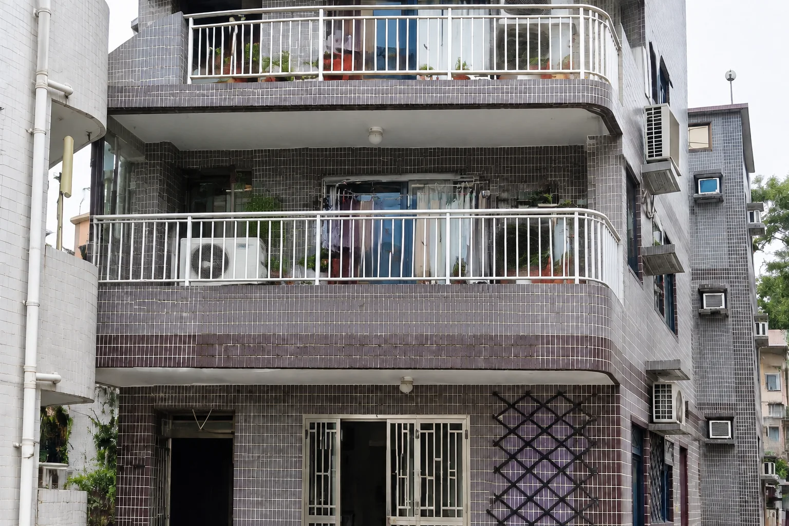 村屋（丁屋）露台圍封工程 開工前